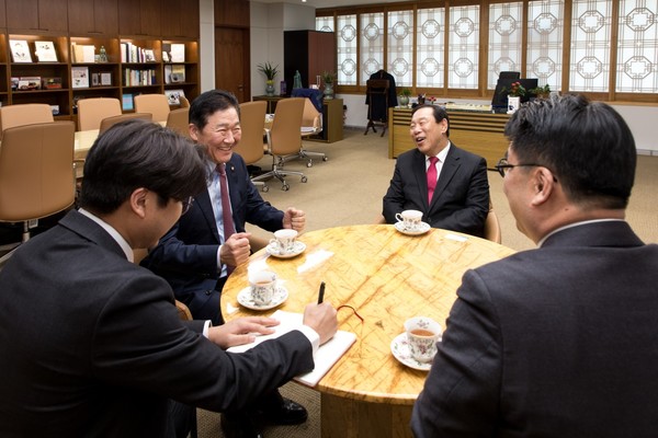 19일 최민호 시장(왼쪽 세번째)이 박종범 세계한인무역협회 회장(왼쪽 두번째)을 만나 지역 수출기업의 해외진출 협력방안을 논의하고 있다.