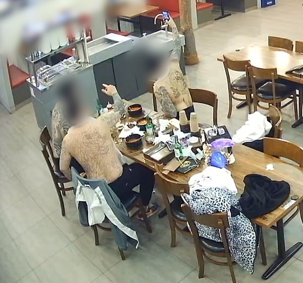 청주지역 조직폭력배 A씨 등 3명이 식당에서 문신을 드러낸 채 사진을 찍고 있다.