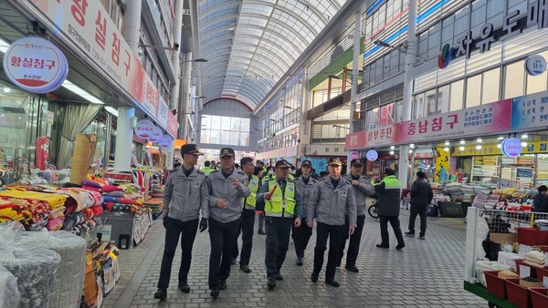 대전동부경찰서는 지난 21일 대전역 전통 시장(역전시장·중앙시장) 일대에서 합동 테마순찰을 실시했다. (사진제공=대전경찰청)