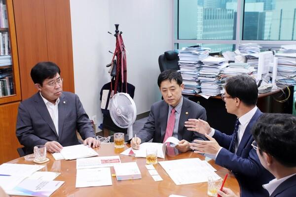 (왼쪽부터)윤창현 의원과 김주현 금융위원장이 작년 9월 대전시 관계자와 대전투자금융 관련 면담을 진행했다. (사진=윤창현 캠프)