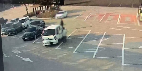 22일 대천휴게소 주차장에서 차주가 세워둔 포터 차량에 접근하고 있는 용의자.  (사진제공=충남경찰청)
