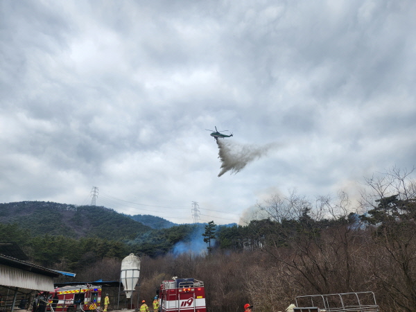 지난 22일 주교면 산불에 대응하는 산불진화 헬기와 출동 소방관들