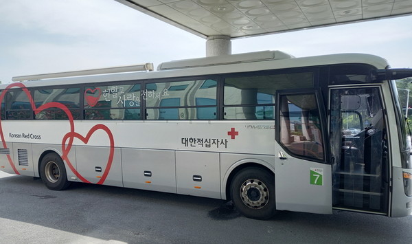 계룡시 보건소는 홀수 달 30일 시청 앞에서 사랑의 헌혈버스를 정기적으로 운영할 예정이라고 전했다.(계룡시 보건소 제공)