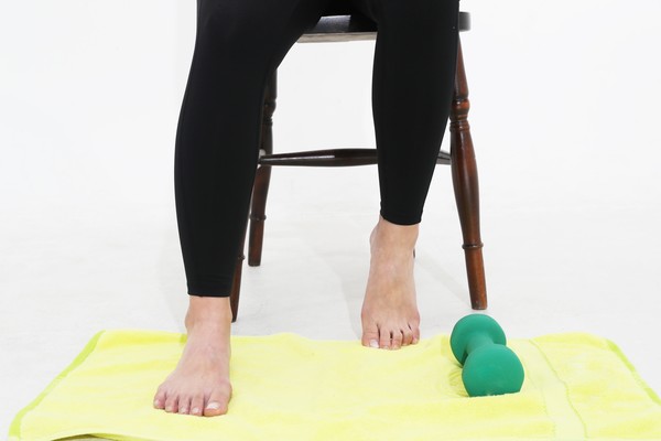 족저근막염 치료 운동 : 발바닥 내재근 강화운동. (사진제공=대전우리병원)