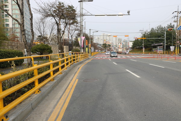 대전대덕경찰서는 28일 어린이의 안전을 강화하기 위해 개정된 도로교통법에 맞춰 차량용 방호울타리를 설치했다고 밝혔다. (사진제공=대전경찰청)