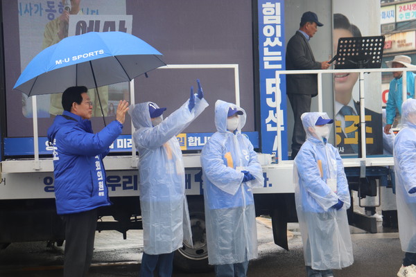 선거 유세 현장을 지나는 차량에 인사를 하고 있는 민주당 양승조 후보. (사진=이잎새 기자)