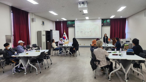 부여군과 충남가정위탁지원센터는 지난달 29일 여성문화회관에서 가정위탁부모 16가정을 대상으로‘가정위탁부모(친인척) 보수교육’을 진행했다.