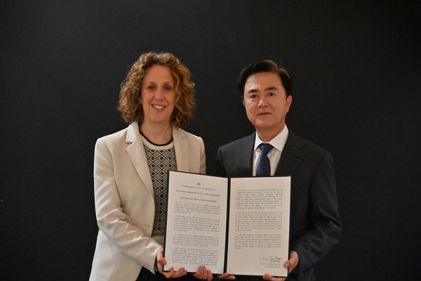 충남도가 오는 10월에 열리는 ‘충남 탄소중립 국제컨퍼런스’에서 아시아 기후행동 정상회담을 개최한다. 사진은 아시아 재생에너지 성장 포럼 헬렌 클락슨 CEO와 김태흠 지사. (사진제공=충남도)