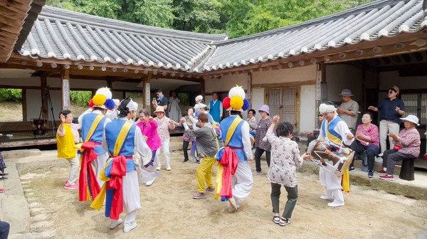 천안시립흥타령풍물단이 이동녕 선생 생가지에서 상설공연을 펼치고 있다.