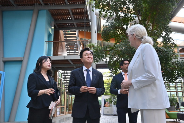 네덜란드 순방 중 ‘충남글로벌홀티콤플렉스’의 선도 모델들을 살펴보고 있는 김태흠 충남지사. (사진제공=충남도)