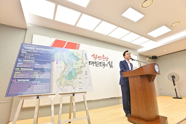 김태흠 지사는 11일 도청 프레스센터에서 기자회견을 갖고 “가로림만 국가해양생태공원 조성 사업이 기재부 재정사업평가위원회에서 타당성 재조사를 통과하지 못했다”며 “도에서는 이 사업을 중단하지 않고 계속 추진할 것”이라고 밝혔다.