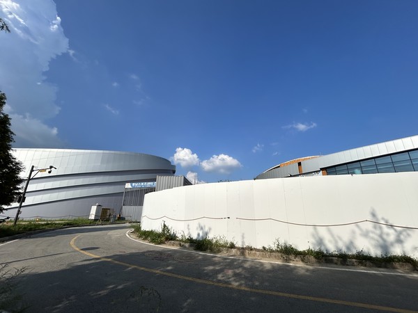 현재 내포 열병합발전소 옆에 지어지고 있는 충남스포츠센터. (사진=이잎새 기자)