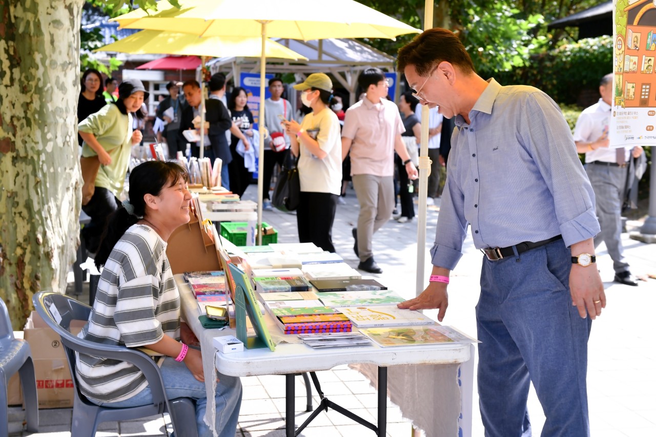 김제선 중구청장(오른쪽)이 책을 살펴보고 있다. (사진=데잔 중구)