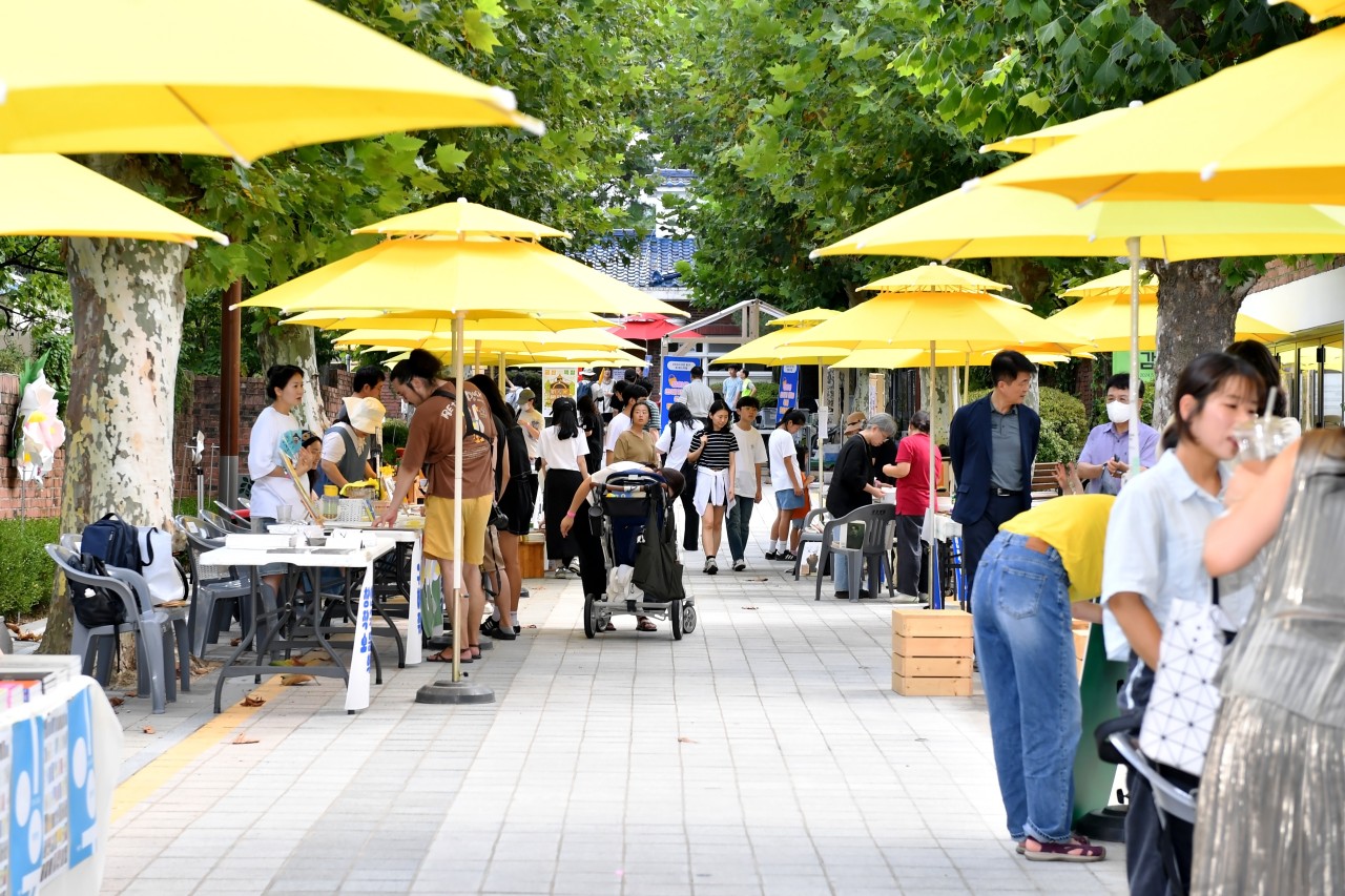 제15회 대전효문화뿌리축제 사전 행사로 진행된 북 페스티벌에 시민들이 몰려 있다. (사진=대전 중구)