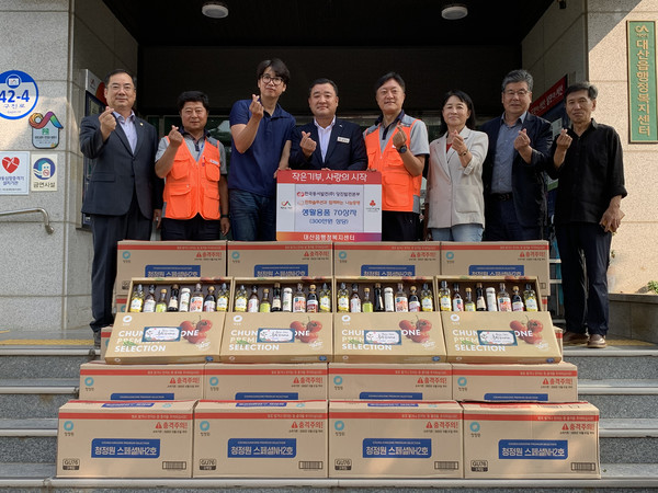 지난 10일 한국동서발전 당진본부,한화솔류션 기탁 기념촬영 모습(사진=-대산읍)