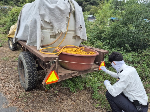 농기계 후면에 야광 반사판을 부착하고 있는 모습. (사진제공=충남경찰청)