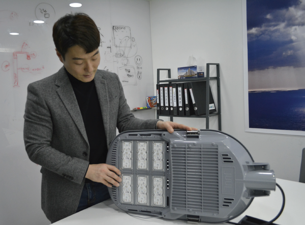 AI를 활용한 LED조명 및 솔루션 전문기업인 하나네트웍스(주)는 중소벤처기업부의 기술창업 지원 프로그램 팁스(TIPS)에 선정됐다고 밝혔다.