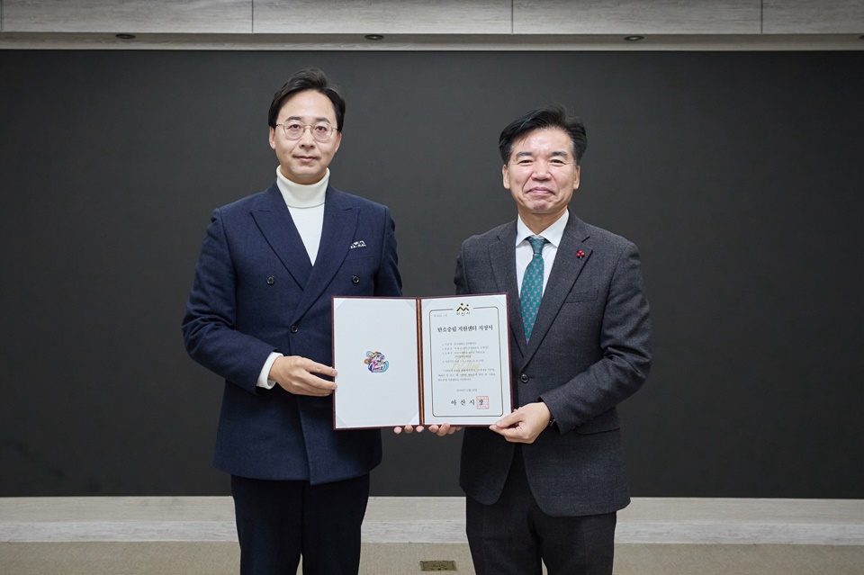 지난 20일 조일교 권한대행(오른쪽)이 탄소중립지원센터 지정서를 호서대에 전달하고 기념사진을 찍고있다.