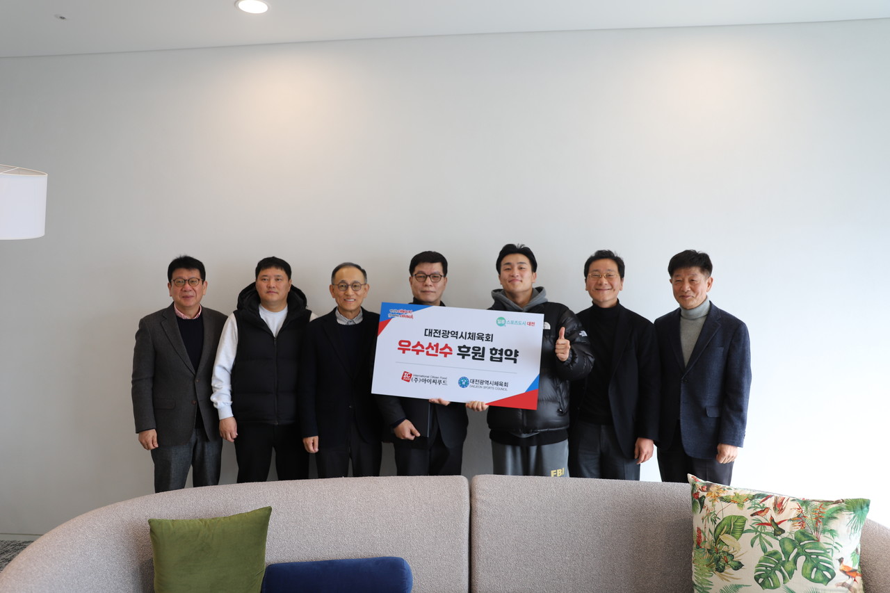 (왼쪽부터) 민자홍 아이씨푸드 ESG고문, 대전체육회 복싱지도자 임재환, 박균익 아이씨푸드 회장, 김준엽선수 부친, 임현석 선수, 이승찬 대전시체육회장, 민병직 대전시체육회 사무처장. (사진제공=대전시체육회)