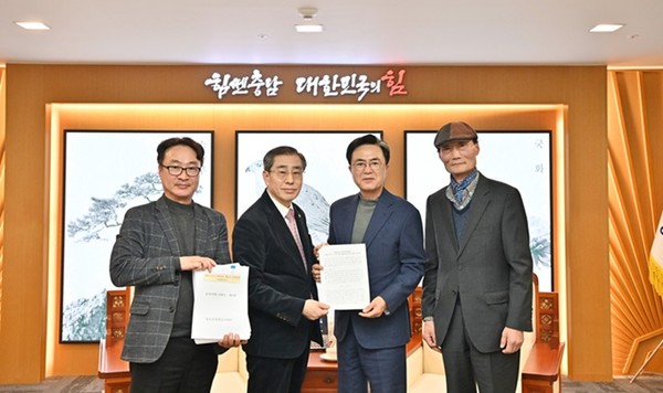 김태흠 충남지사는 11일 도청 접견실에서 내포신도시아파트연합회 최명규 회장과 회원(아파트 입주자 대표)들을 만났다.