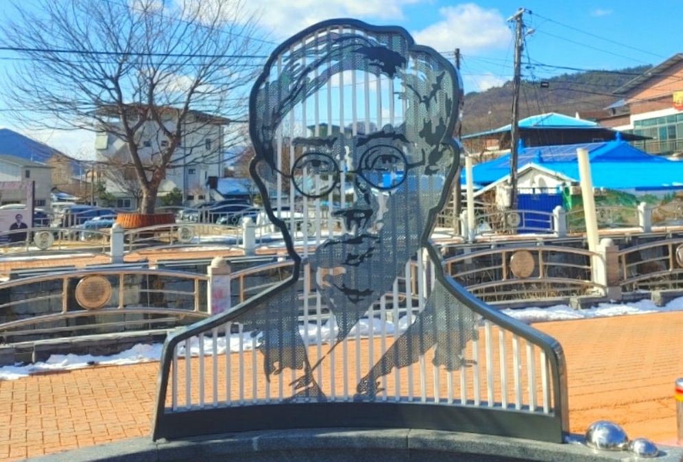 생가 인근에 설치된 정지용 상반신 조형물.