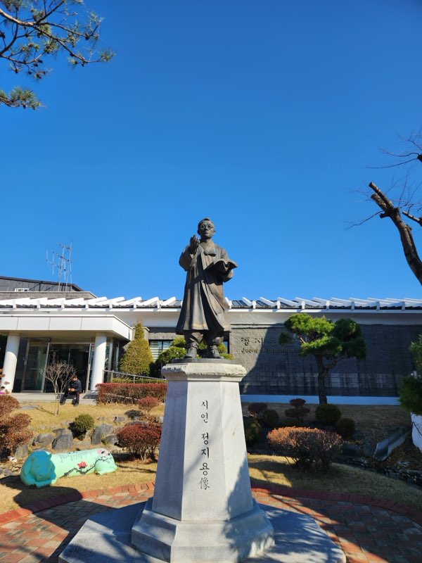 정지용문학관 앞에 있는 정지용 동상.