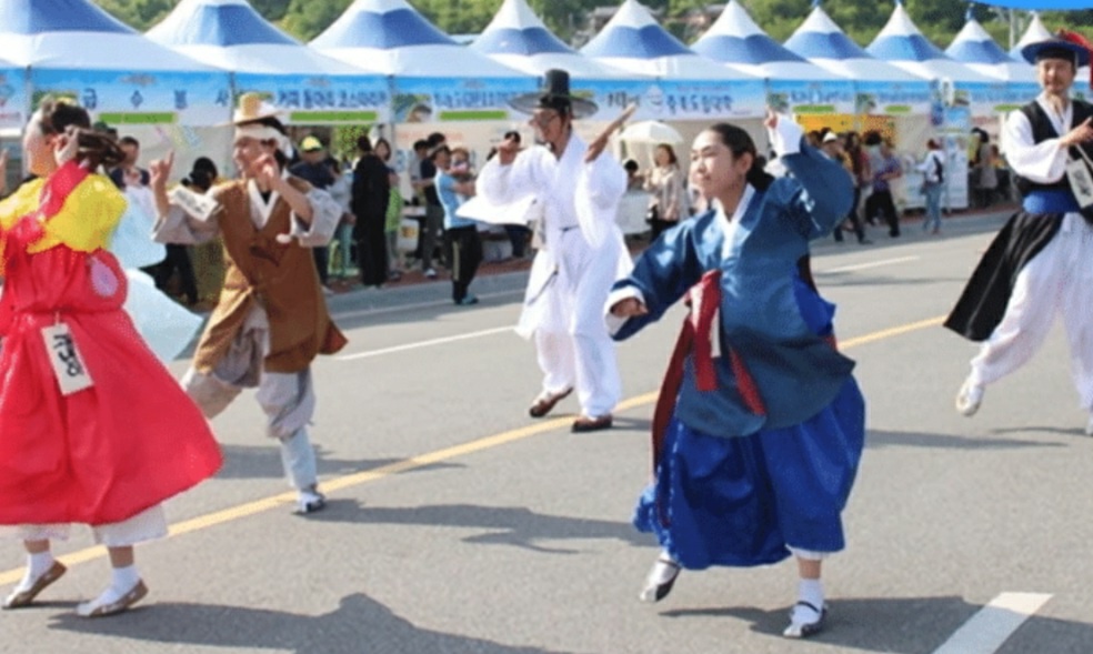지용제에서 펼쳐진 공연 모습.