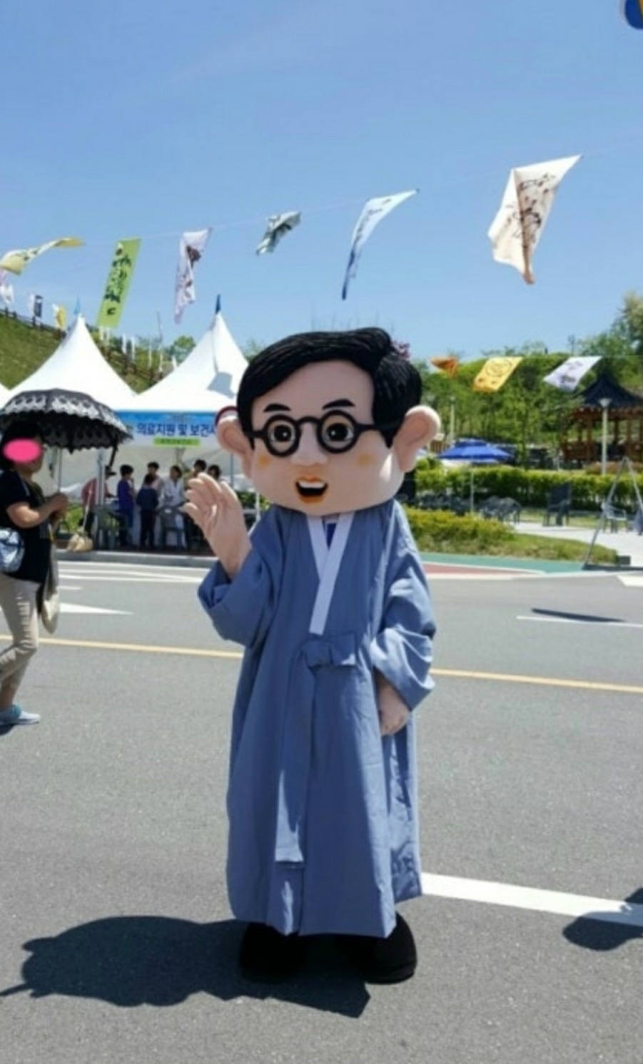 지용제에서 한 참가자가 정지용 시인의 모습을 하고 방문객들을 맞이하고 있다.