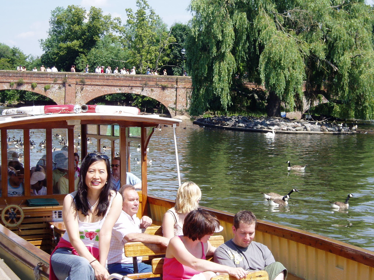 에이번 강(River Avon) 투어를 하고 있는 관광객들.