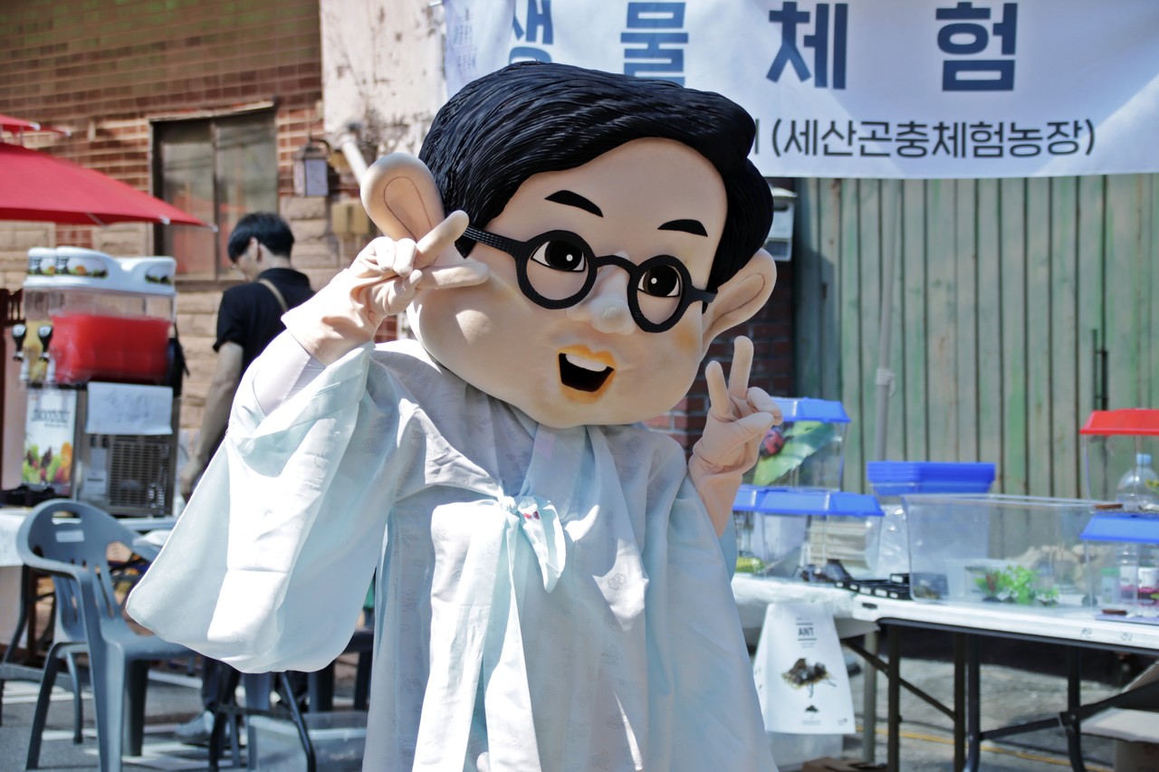 지용제에서 한 참가자가 정지용 시인의 모습을 하고 축제 행사를 진행하고 있다.