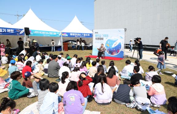 2023년  유류피해극복기념관에서 진행된 ‘바다숲 그리기 사생대회’ 모습.    (사진제공=태안군)