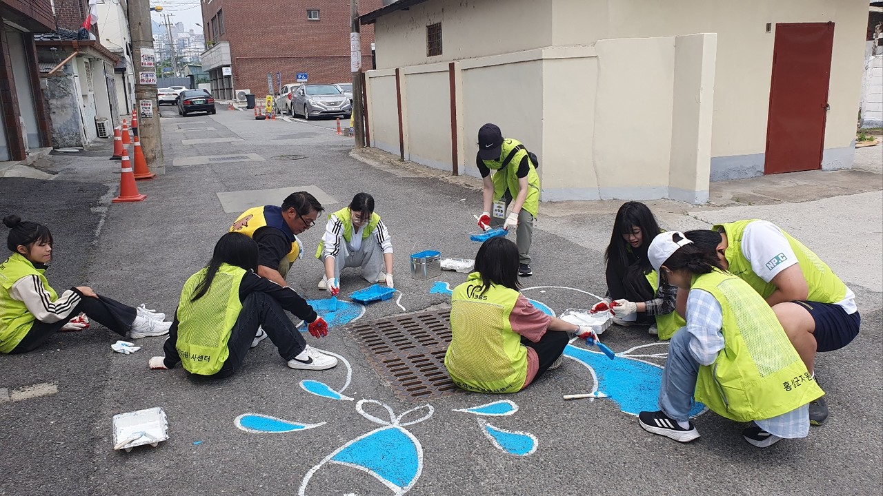충남 홍성군자원봉사센터 소속 청소년자원봉사운영위원회와 홍북읍 거점캠프 두더지봉사단 회원 19명이 홍고통 거리 일대에서 ‘바다의 시작’ 환경 캠페인을 전개했다. (사진제공=홍성군)