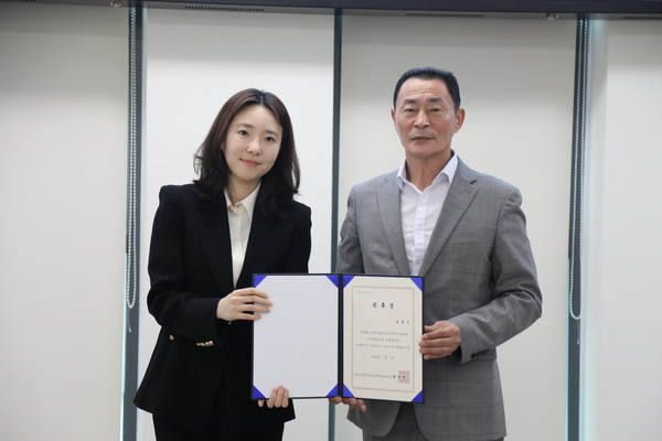 세종시장애인체육회 임규모 사무처장(우측)이 고문변호사로 위촉된 곽예주 변호사(좌측)에게 위촉장을 전달하고 기념사진을 촬영했다.