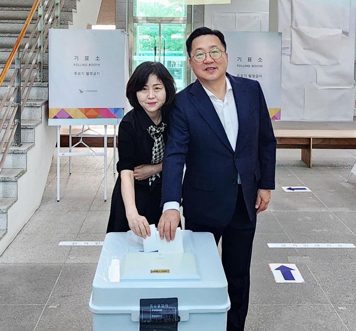 이장우 대전시장과 부인 김세원 씨가 3일 대전전통나래관에 마련된 중앙동 제2투표소에서 제21대 대통령 선거 투표용지를 투표함에 넣고 있다. (사진제공=김현수 기자)
