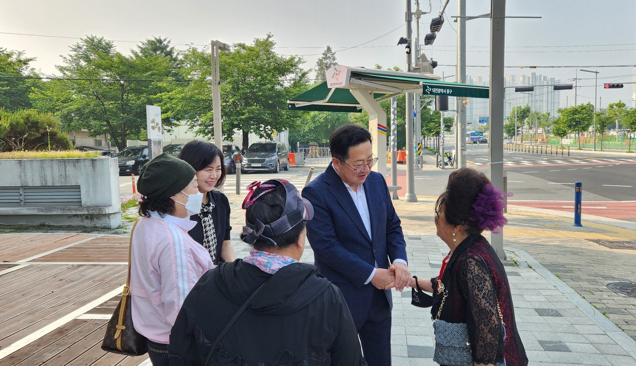 3일 이장우 대전시장은 대전전통나래관 근처에서 마주친 지역주민들과 이야기를 나누고 있다. (사진제공=김현수 기자)