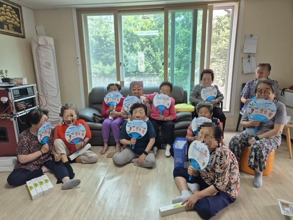 천안시 보건소가 건강 취약계층을 방문해 폭염대비 집중 건강관리서비스를 제공하고 있다. (사진제공=천안시)