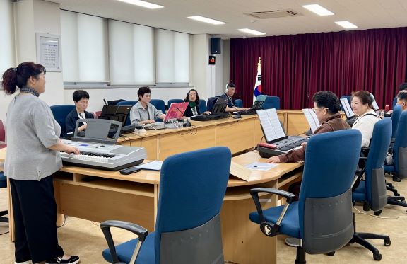 2일 남면 주민자치센터에서 진행된 평생학습 프로그램 모습.    (사진제공=태안군)