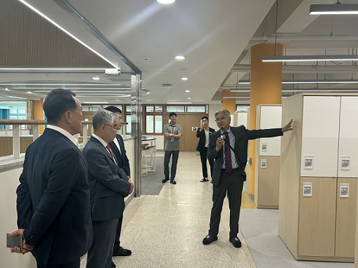 충남도의회 교육위원들이 홍북중 현장 방문에서 이정희 교장의 학교 현황에 대한 설명을 듣고 있는 모습.(사진= 이잎새 기자)