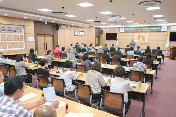 공주시는 지난 9일 노인의료복지시설 인권지킴이 위촉식을 열고 관내 21개 노인의료복지시설에서 활동할 인권지킴이 31명을 위촉했다. (사진제공=공주시)