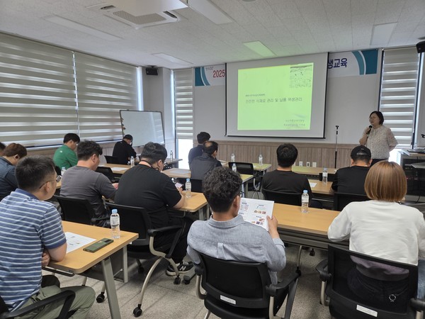 서천군 학교급식지원센터는 본격적인 여름철을 앞두고 지난 5일, 관내 학교급식 납품업체를 대상으로 위생교육을 실시했다.(사진제공=서천군)