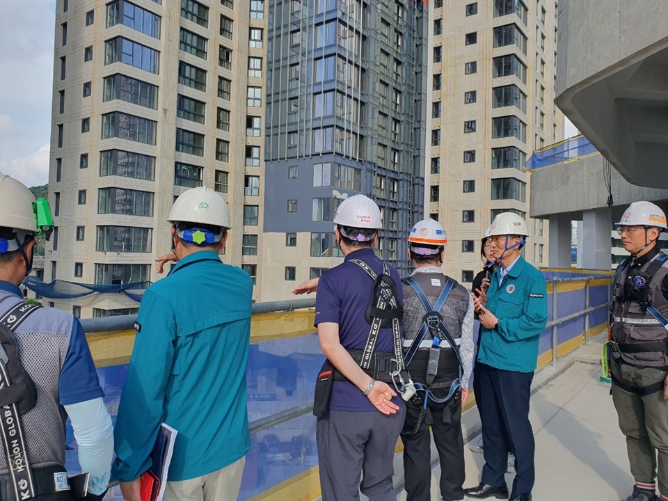 지난 10일 방효찬 도시개발국장이 대형건축공사장 여름철 자연재난 대비 현장점검 모습(아산시 제공)