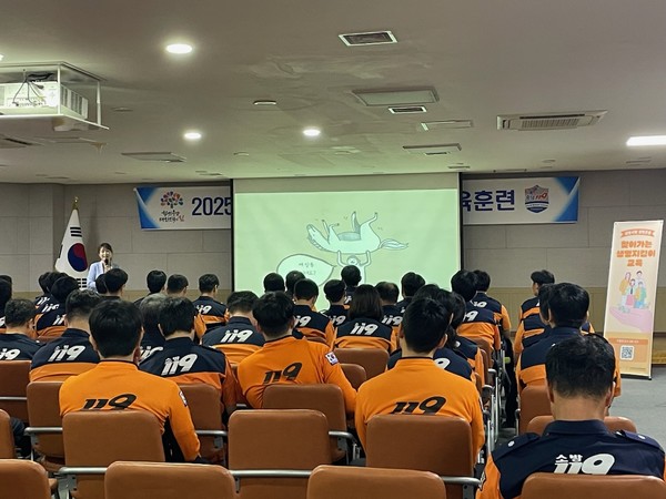 서천군보건소는 지난 11일 서천소방서 2층 대회의실에서 소방공무원 80여 명을 대상으로 정신건강 교육을 실시했다.(사진제공=서천군)