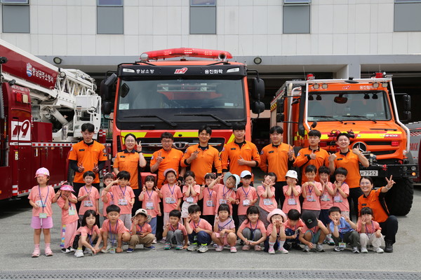 충남 공주소방서(서장 송희경)에 지난 12일 세종시 신관어린이집 유아반 28명이 보육교사 참여로 소방안전체험교실을 방문해 다양한 체험을 실시했다. 이날 6세부터 7세까지 유아반 아이들은 체험 프로그램으로 ▲소방서에서 하는 일, 시·청각 교육 ▲소방차량(험지펌프차) 장비 소개 및 시연·관람 ▲화재인지 및 피난방법 교육 ▲완강기 사용법 교육 및 체험 ▲화재대피·지진안전·화재진압 등 각종 소방안전체험에 대한 프로그램을 읽혀갔다. 한편 공주소방서의 소방안전체험교실 프로그램에 참여 신청은 예약제로 운영되며 방법은 공주소방서 안전문화팀(041-851-0244)으로 하면 된다.