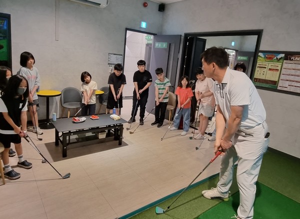 서천군 기산초등학교는 지난 13일(금)에 2025 꿈감성 쑥쑥! 스포츠체험학습과 관련하여 전교생이 서천 골프존파크로 스크린골프 체험활동을 실시했다.(사진제공=서천교육지원청)