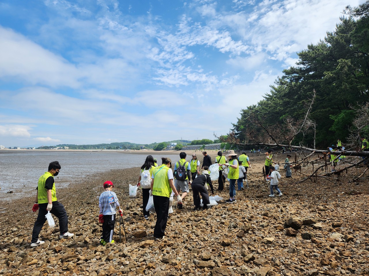 충남 홍성군자원봉사센터가 14일 서부면 상황리와 궁리 일원에서 가족봉사단 85명과 함께 ‘2025 가족봉사단 해양 볼런투어’를 성황리에 마쳤다. (사진제공=홍성군)