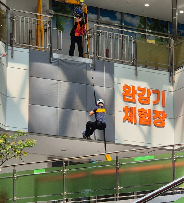 천안시는 17일 충청남도안전체험관에서 읍면동 지역민방위대장을 대상으로 체험형 직무교육을 실시했다. (사진제공=천안시)