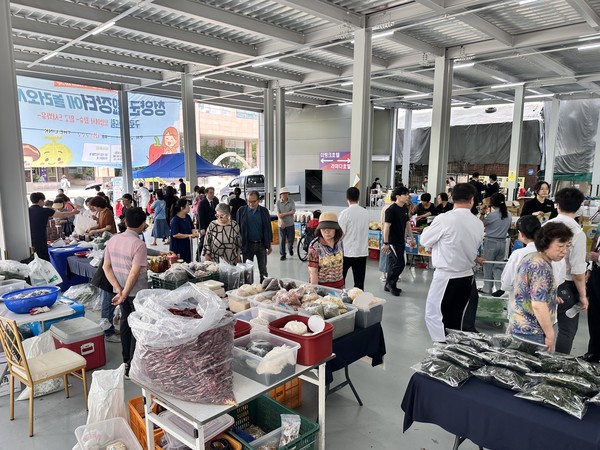 청양군이 서울 신도림에서 운영 중인 서울 싱싱 직거래 목요장터가 도심 내 인기 직거래 장터로 정착했다. (사진제공=청양군)