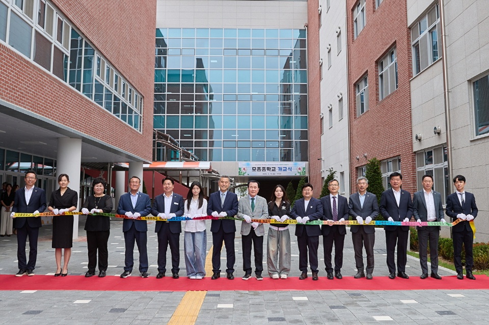 지난 5월 19일 아산모종중학교 개교식 장면(사진=아산시 제공)