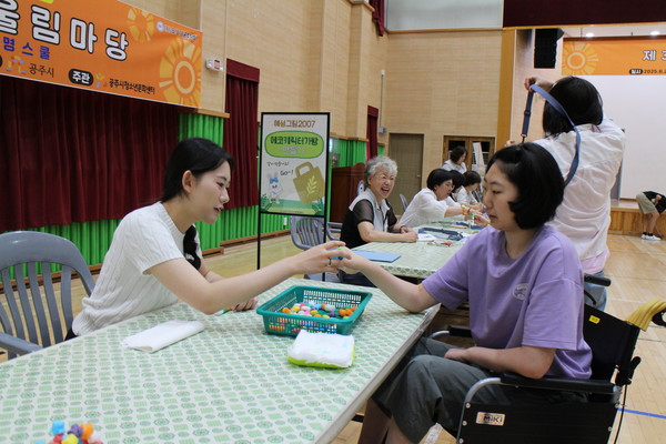 공주정명학교와 공주시청소년문화센터가 재학생들에게 ‘청소년 어울림 한마당'잔치를 펼쳐갔다.