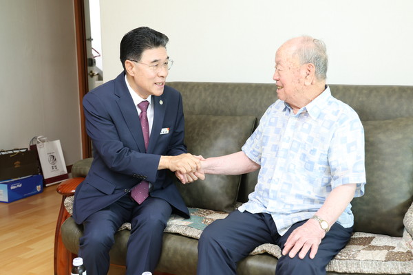 이응우 계룡시장이 호국보훈의 달을 맞아 6·25 참전용사인 송수영(100·금암동), 김태정(92·금암동), 조병인(94·엄사면) 어르신 댁을 방문했다. 계룡시는 6월 호국보훈의 달을 맞아 지역 내 국가보훈대상자 1475명에게 위문금을 지급하고 참전유공자에게는 특별위로금을 지급하는 등 다양한 보훈정책을 실시하고 있다.